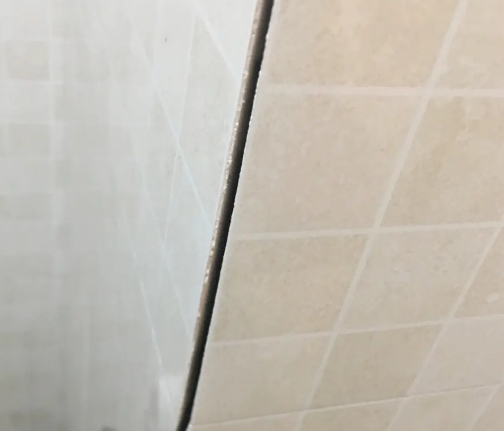 瑞丽瓷砖空鼓维修公司分享阳台瓷砖脱落的修复过程可以分为以下几个步骤