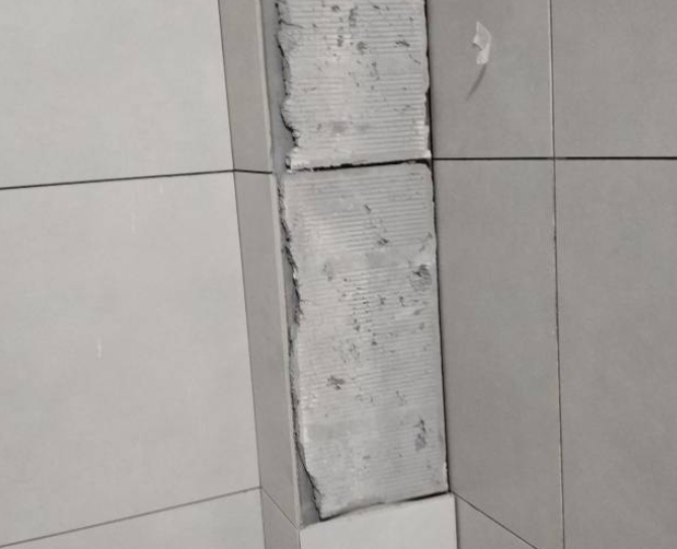 瑞丽瓷砖空鼓维修公司分享下瓷砖施工前基层浇水润湿程度不足，可能导致以下问题